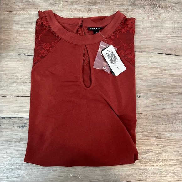 Torrid Studio Crepe Jersey Mock Neck Lace Pieced Keyhole Top Size 4 - Picture 10 of 13